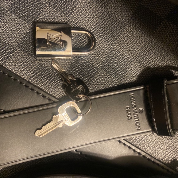 Louis Vuitton travel bag! - Picture 6 of 6